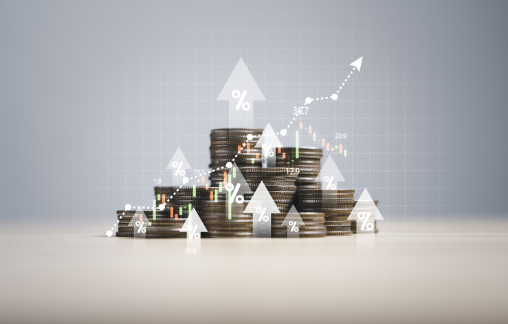 Montón de monedas de dinero con flecha hacia arriba y gráfico del mercado de valores para la banca financiera aumentan la tasa de interés o el dividendo de inversión hipotecaria desde el concepto de crecimiento empresarial.